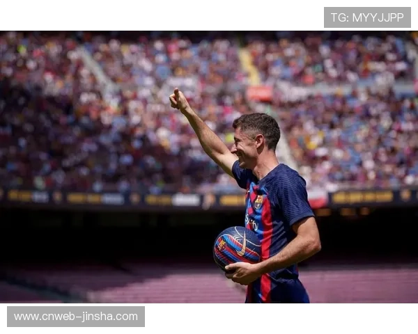 莱万多夫斯基头球中柱后掩面叹息，巴萨错失扳平良机